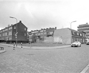 880579 Gezicht op het braakliggende terrein op de hoek van de Engelen van Pijlsweerstraat (links) en de Oude ...